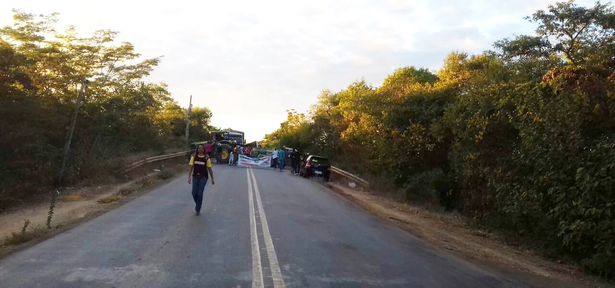 Manifestantes bloqueiam a BR-135