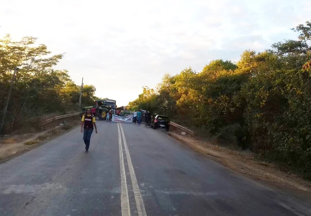 Manifestantes bloqueiam a BR-135