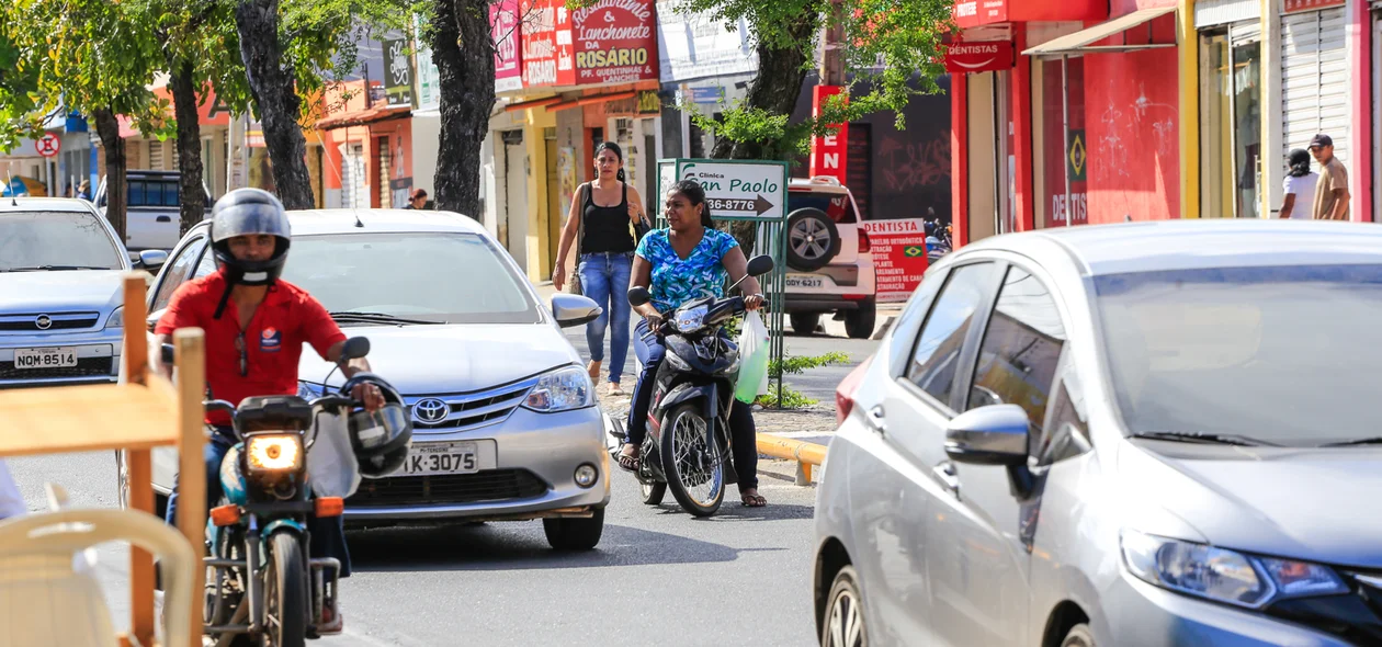 Motoqueira sem capacete retorna ao ver guarda do Strans