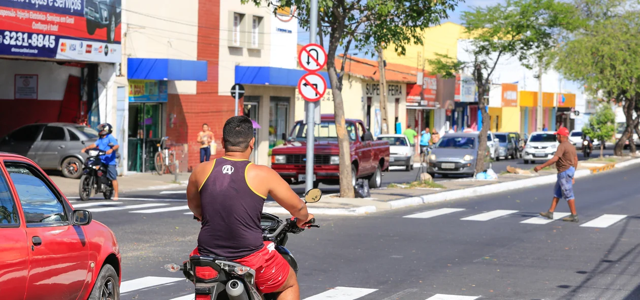 Motoqueiro sem capacete 