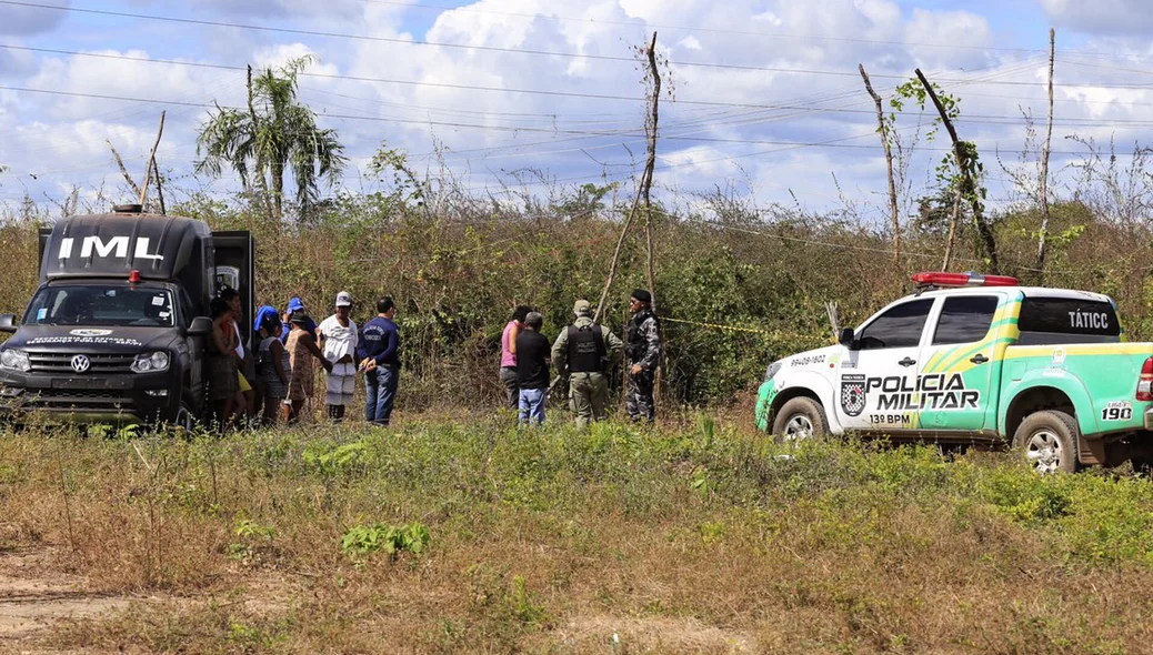 Polícia militar e IML no local 