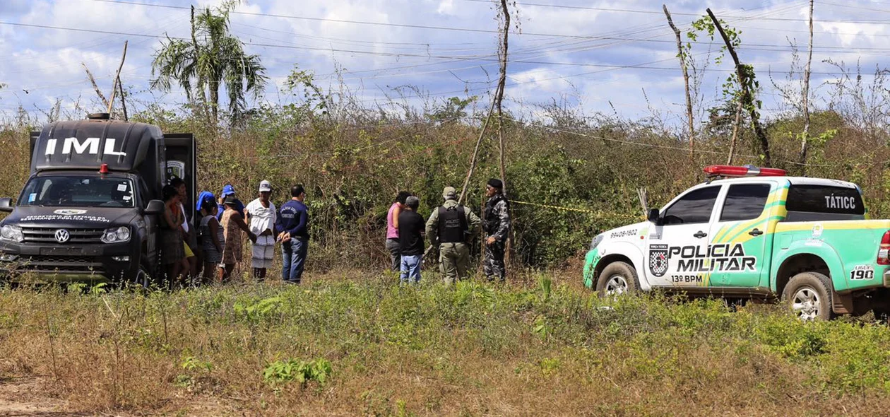 Polícia militar e IML no local 