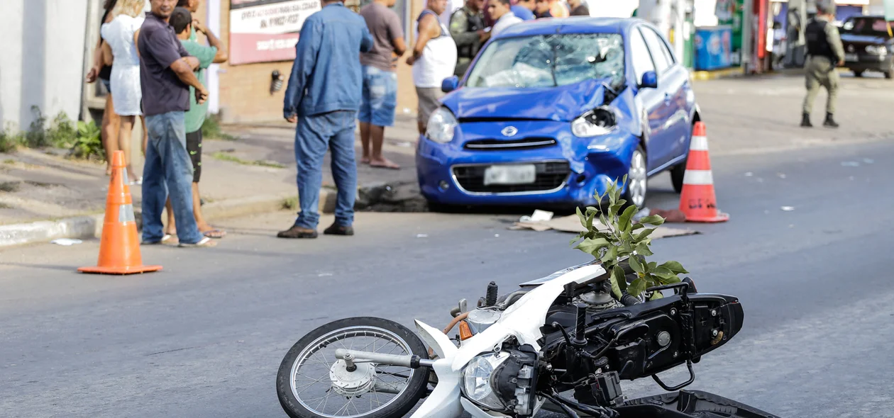Acidente entre um carro e uma moto na Avenida Barão de Castelo Branco