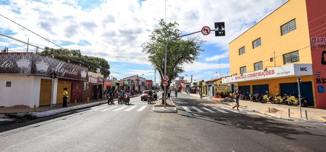 Semáforo na avenida principal 
