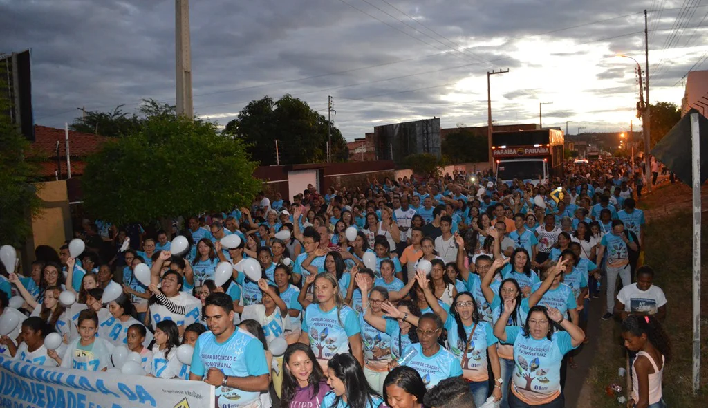 Caminhda da paz reuniu centenas de pessoas