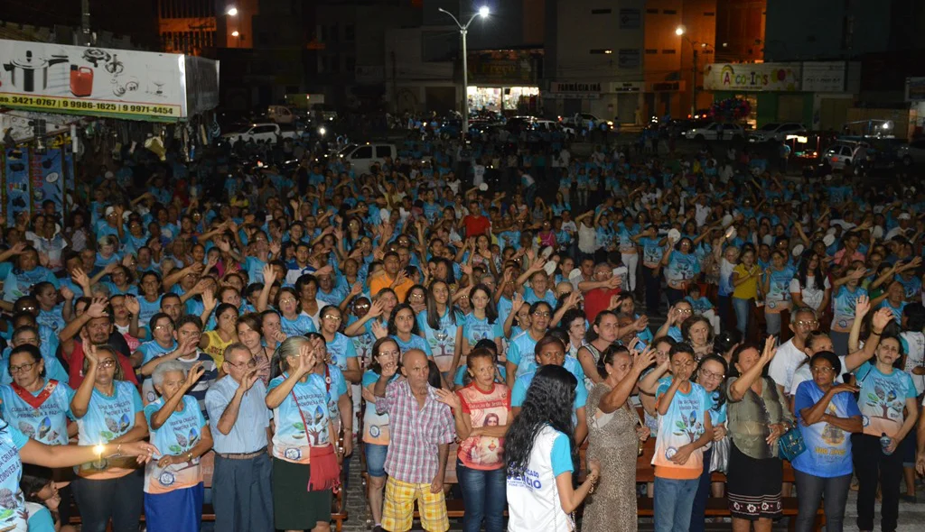Católicos lotam praça Justino Luz