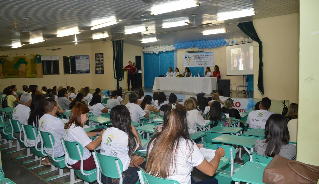 Conferência foi realizada no auditório da Escola Normal