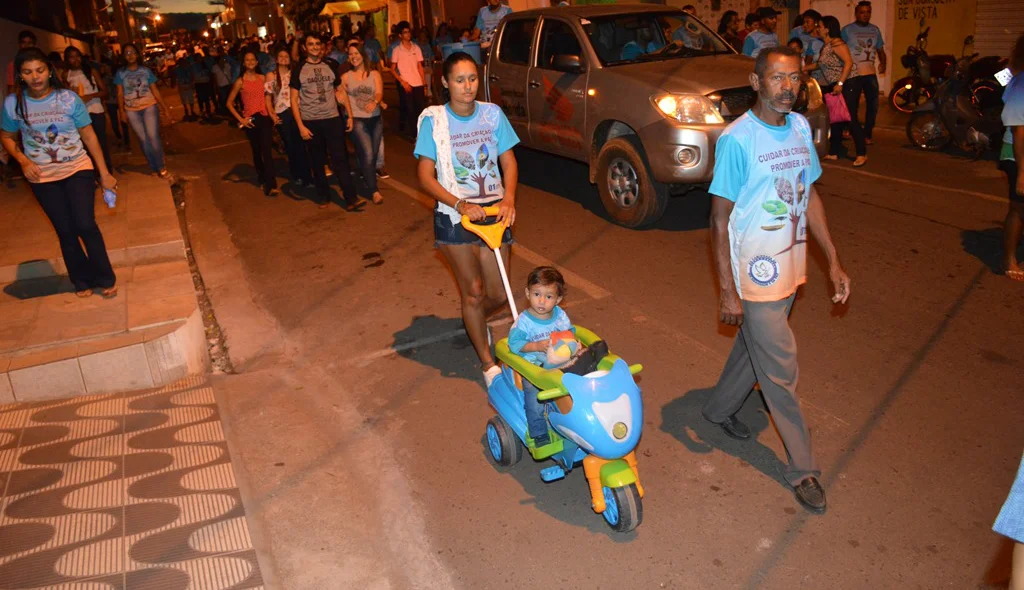 Crianças também parciparam da caminhada da paz