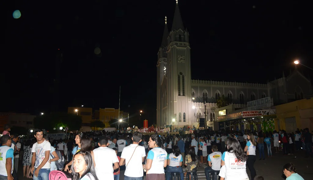 Picoenses acompanham missa de encerramento da caminhada da paz