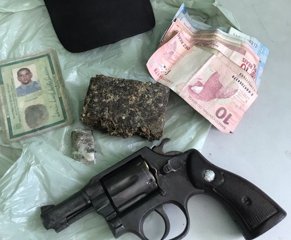 Polícia apreendeu revólver calibre 38 e 200 gramas de maconha.