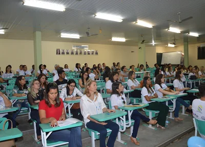 Público acompanha solenidade de abertura