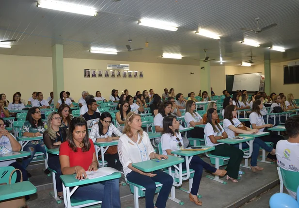 Público acompanha solenidade de abertura