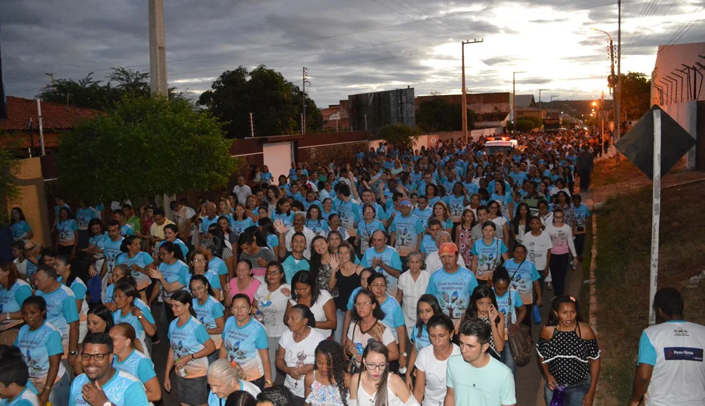 Público expressivo participa da caminhada da paz