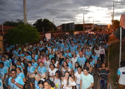 Público expressivo participa da caminhada da paz