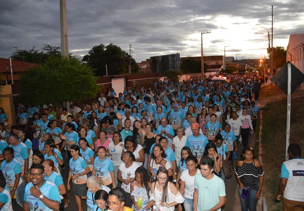 Público expressivo participa da caminhada da paz