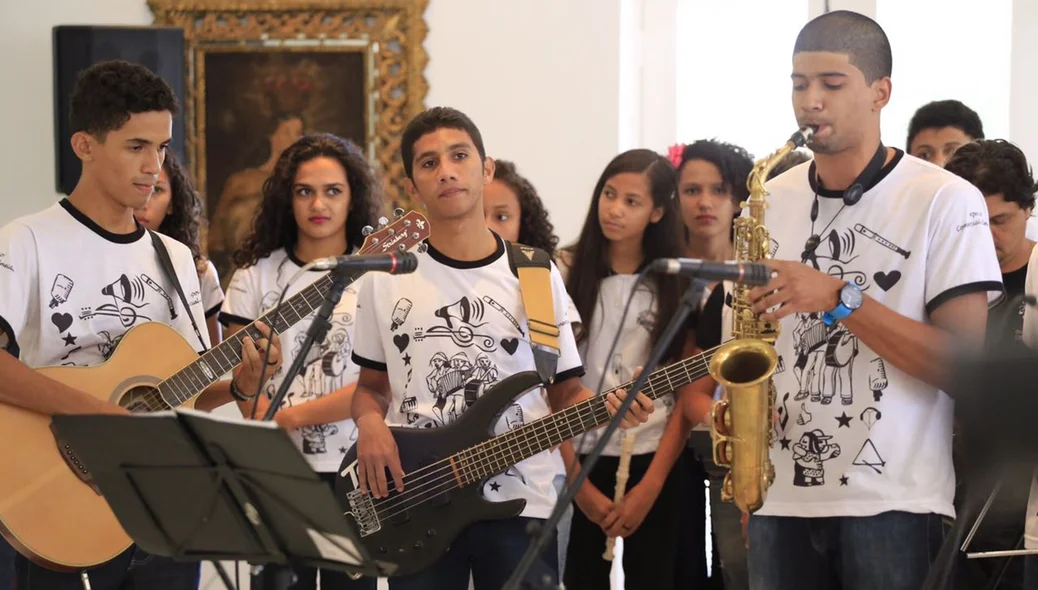 Alunos fazem apresentação em solenidade
