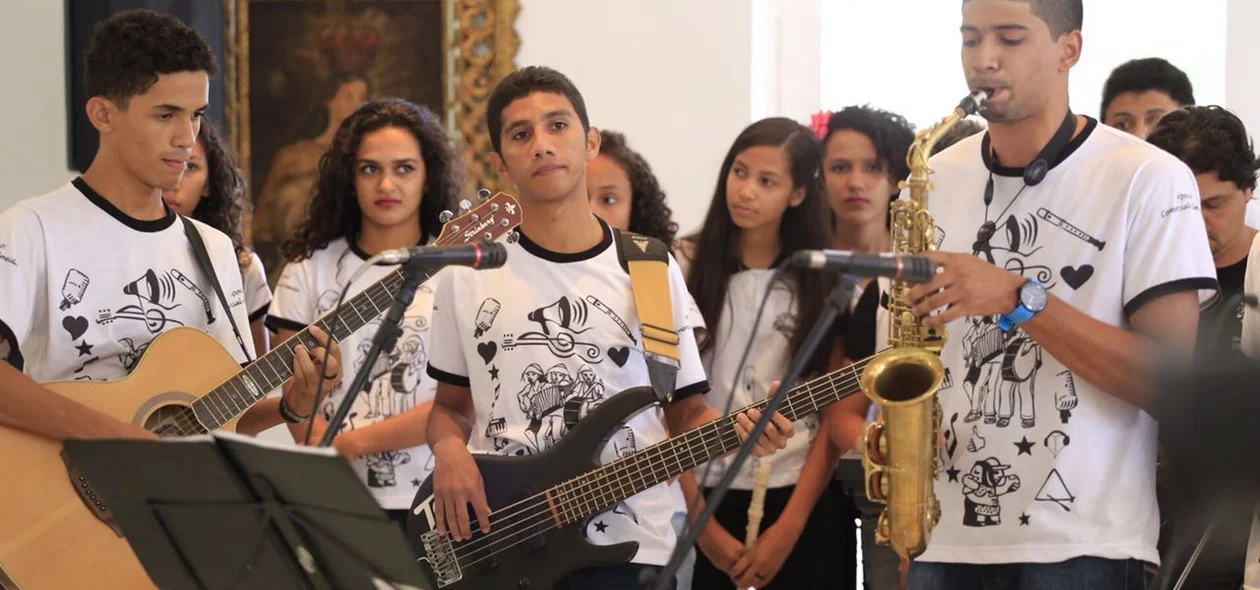 Alunos fazem apresentação em solenidade