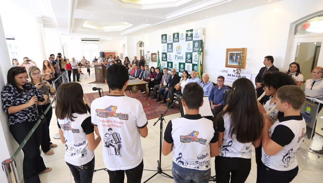 Alunos realizam apresentação no Karnak