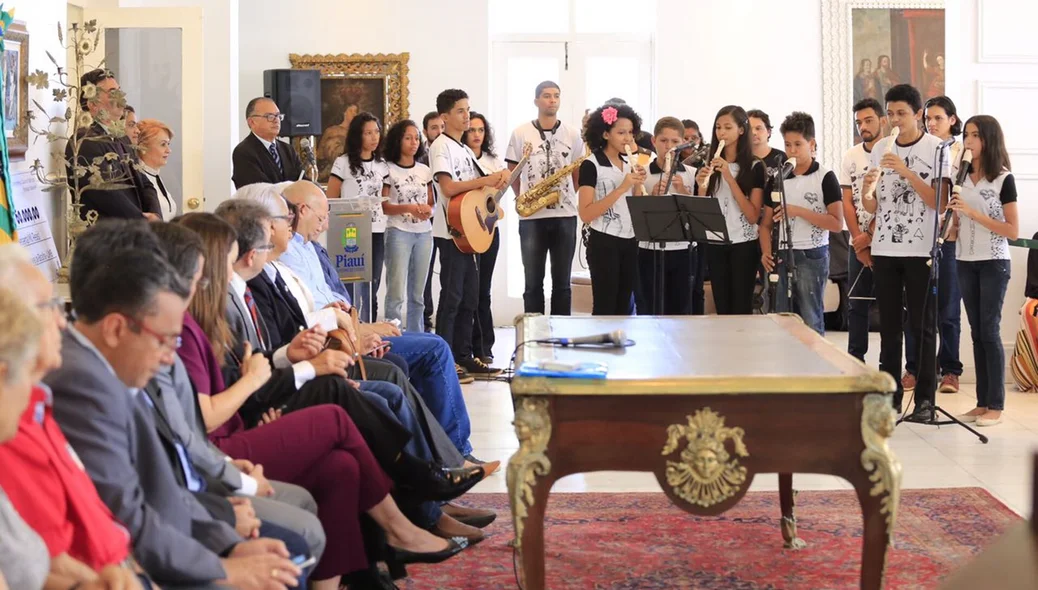 Apresentação em solenidade no Karnak