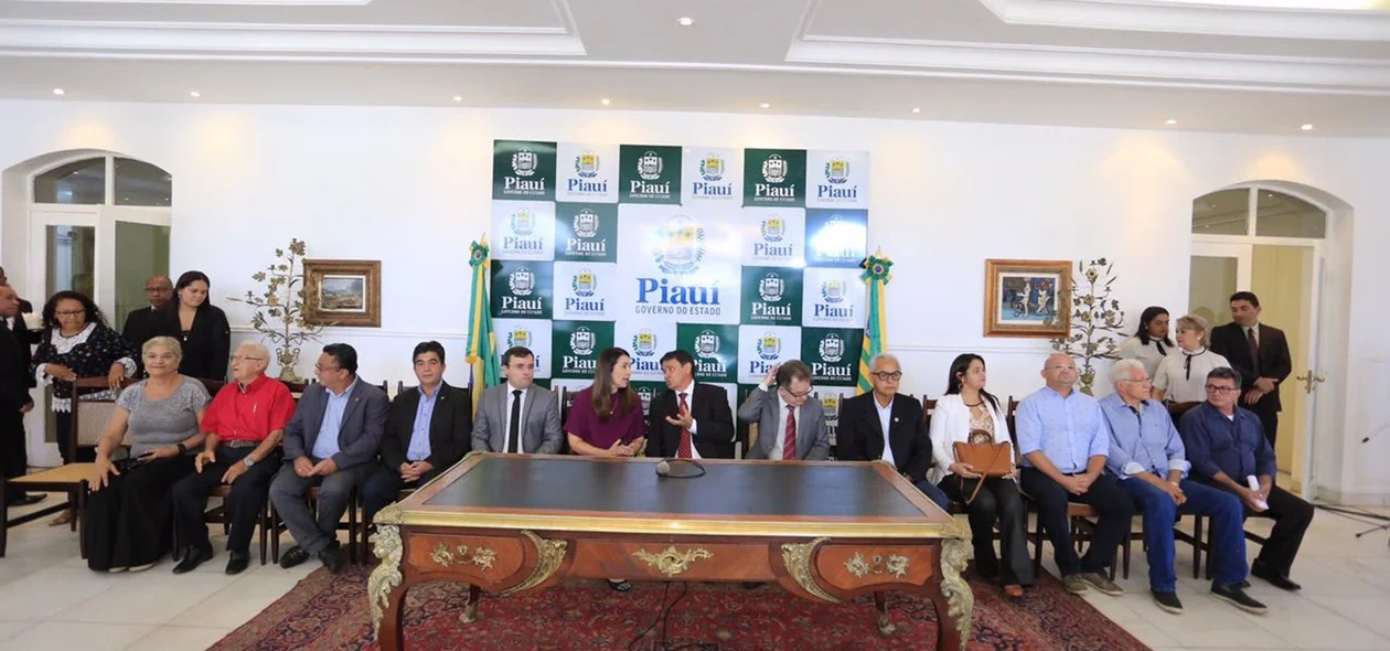 Autoridades participam de solenidade