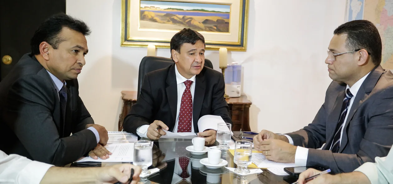 Governador se reúne com o secretario de segurança Fábio Abreu e delegado Riedel Batista 