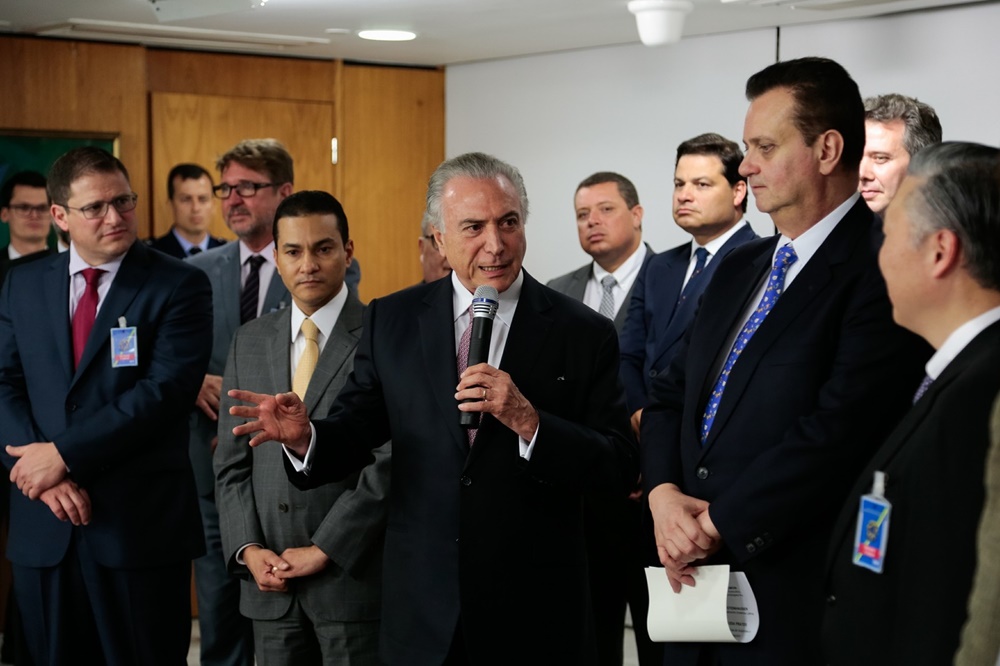 Marcos Pereira (à esquerda) e Gilberto Kassab (à direita) durante um evento com Temer