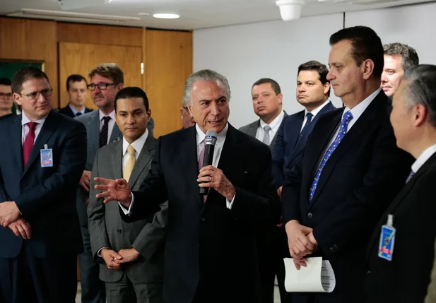 Marcos Pereira (à esquerda) e Gilberto Kassab (à direita) durante um evento com Temer