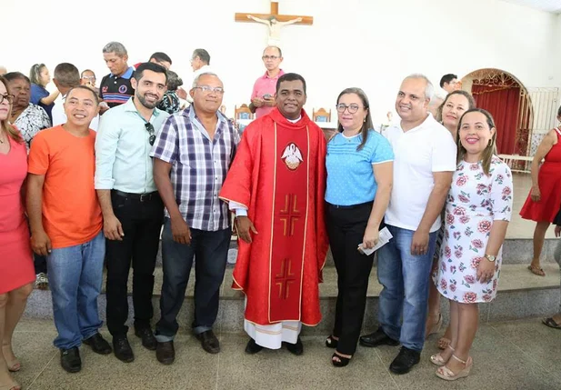Vilma Amorim recepciona padre Jeremias