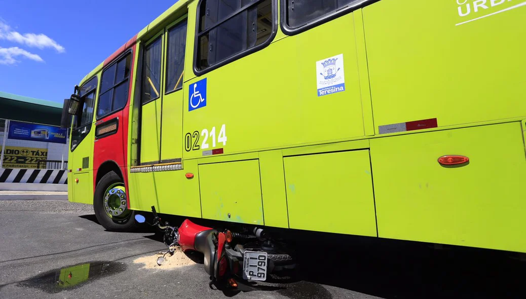 Acidente entre moto e ônibus deixou o trânsito lento 