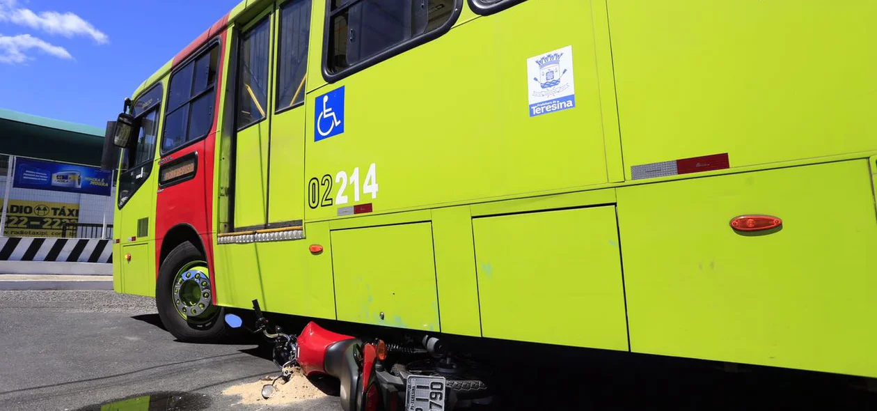 Acidente entre moto e ônibus deixou o trânsito lento 