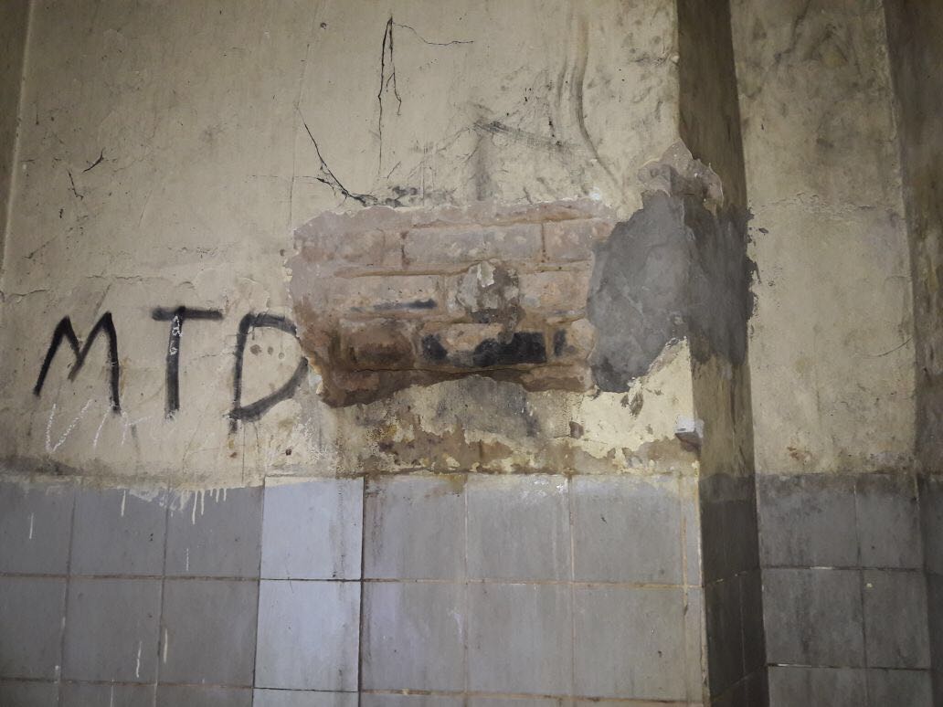 Buraco cavado dentro da delegacia