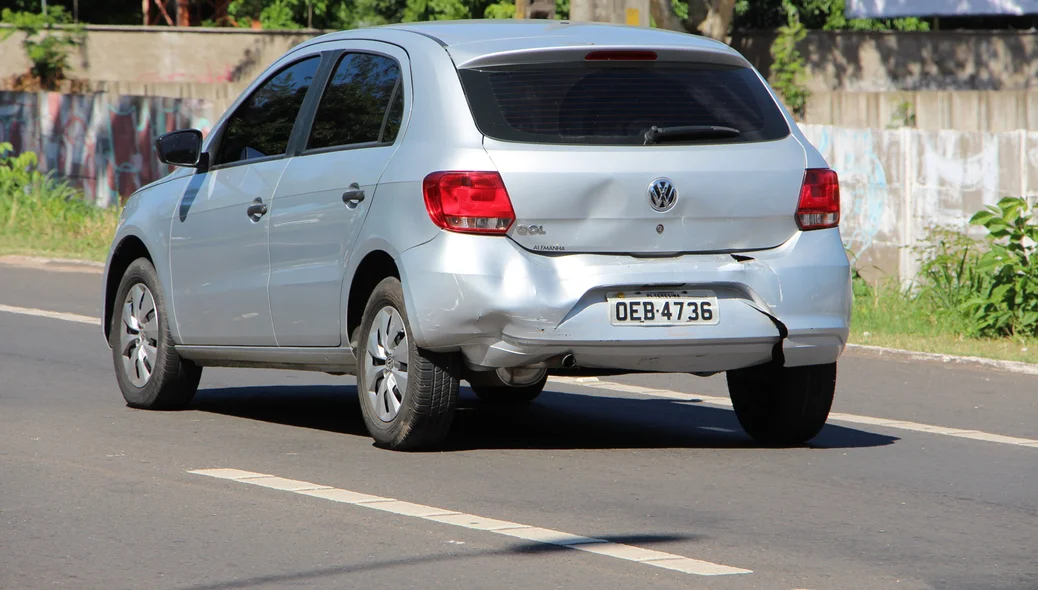 Carro que parou para dar passagem a pedestres foi empurrado na via