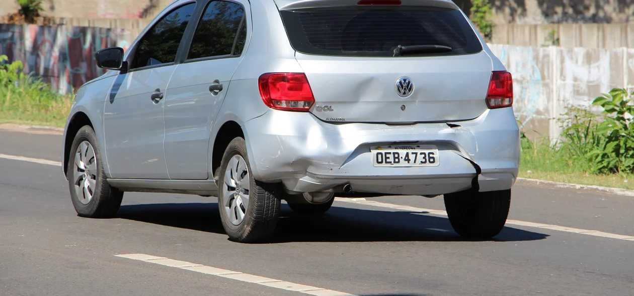 Carro que parou para dar passagem a pedestres foi empurrado na via