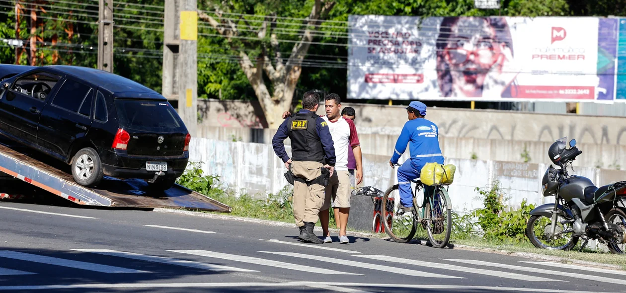 Carro sendo rebocado 