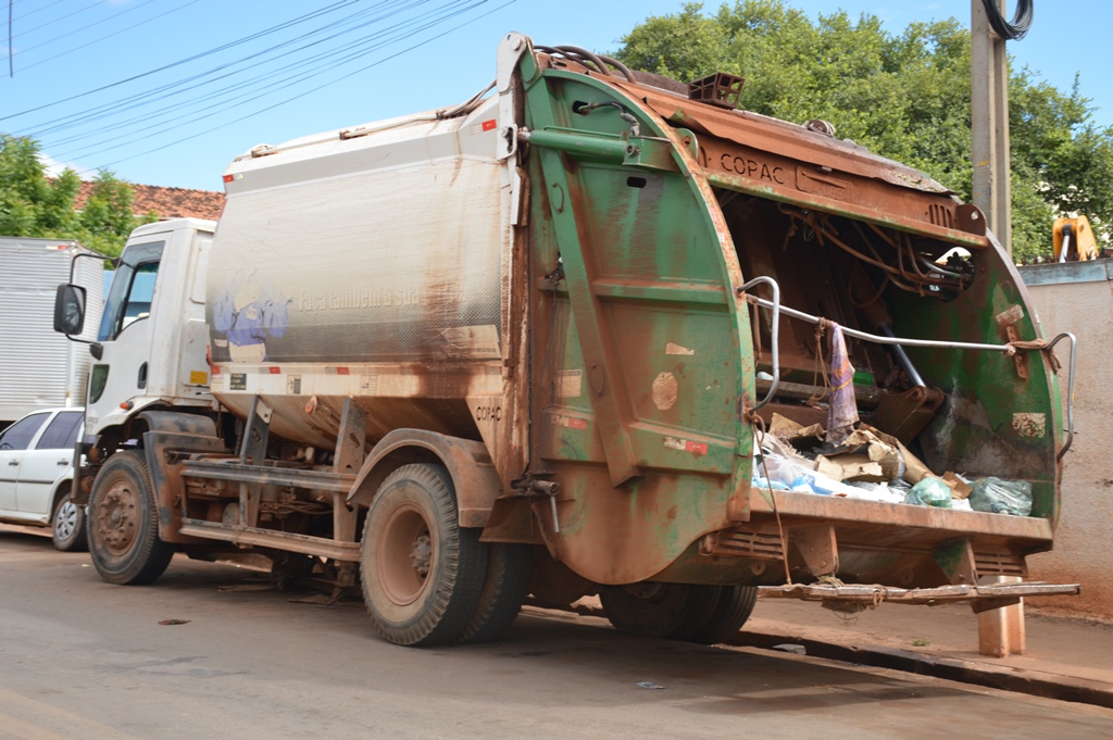 Coleta de lixo é feita em caminhões alugados