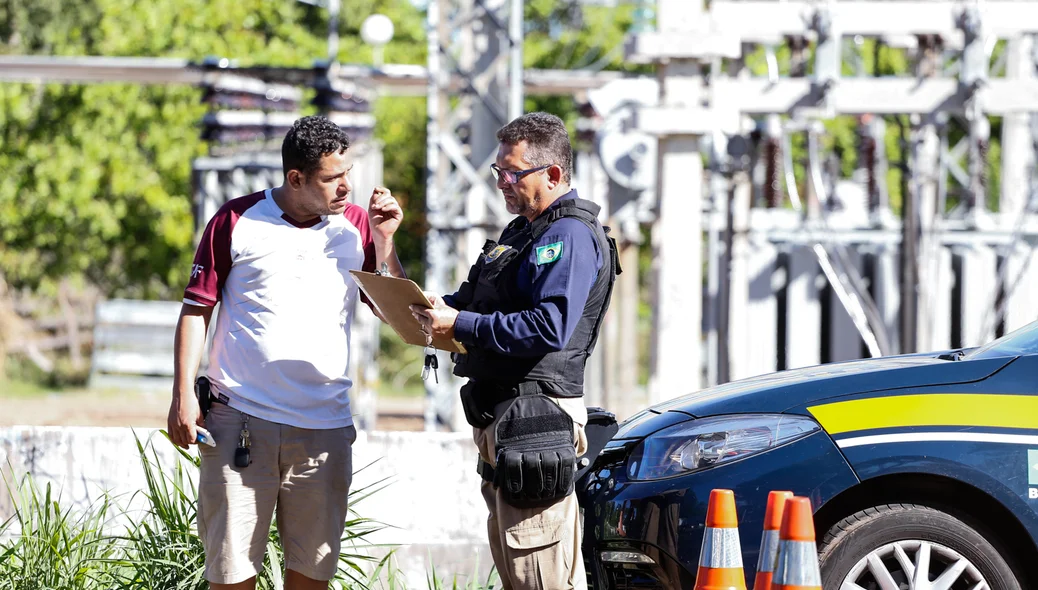 Homem embriagado se explicando para a PRF