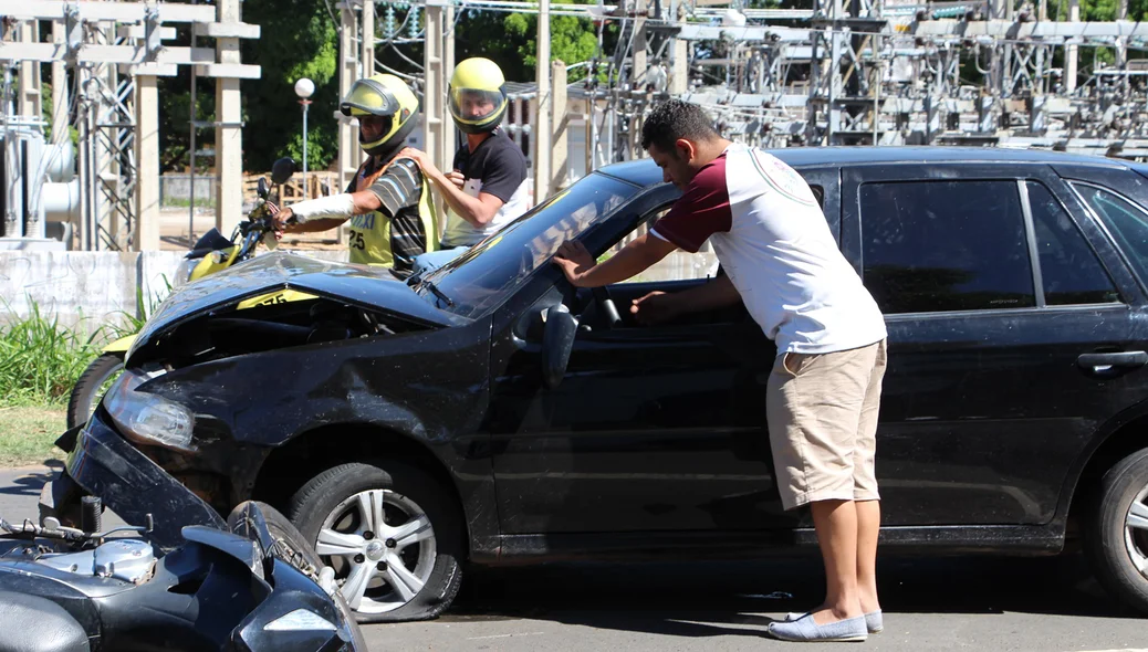 Homem tenta mover o carro antes da chegada da perícia