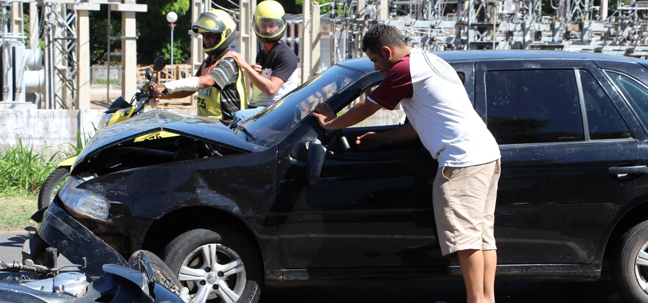 Homem tenta mover o carro antes da chegada da perícia