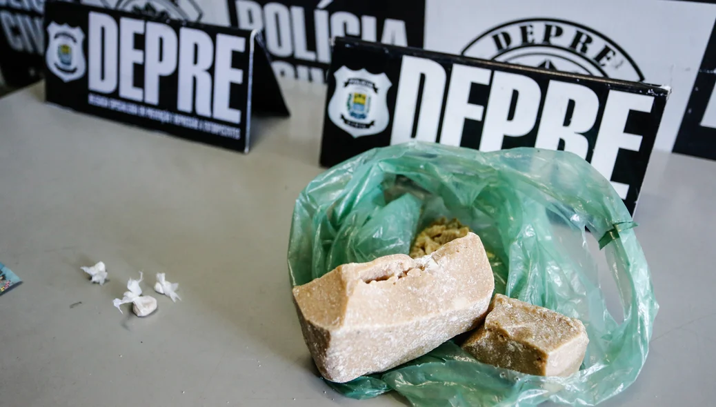 Meio quilo de droga e umas trouxas de cocaína