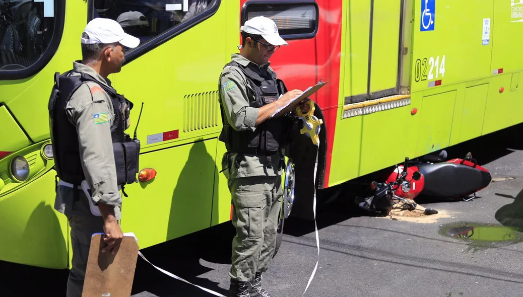 Moto fica embaixo do ônibus depois de acidente