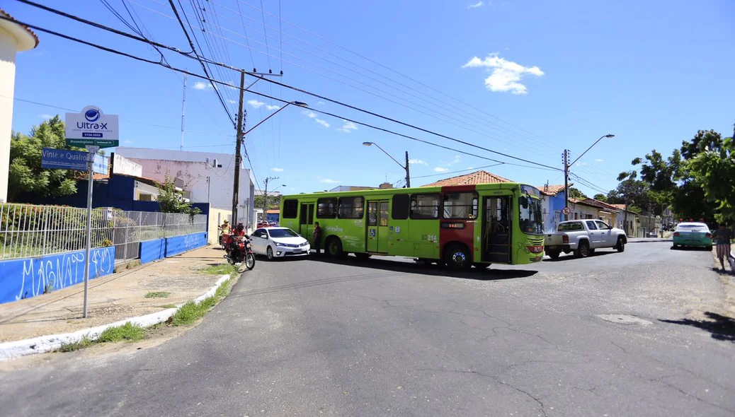 Ônibus coletivo colide com moto no centro de Teresina