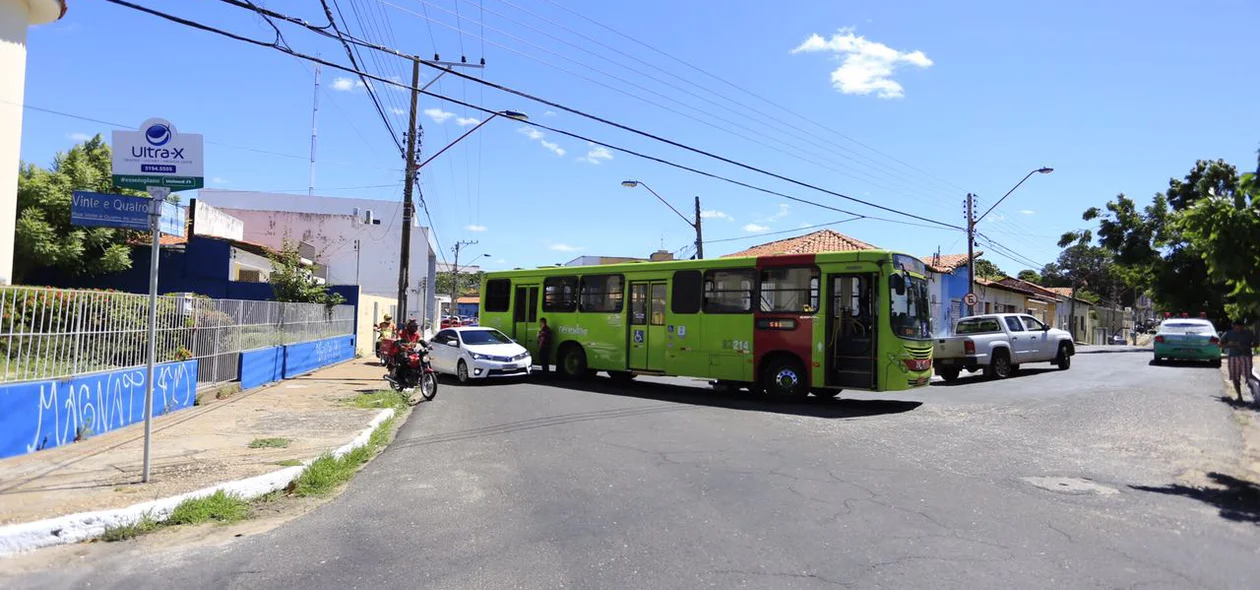 Ônibus coletivo colide com moto no centro de Teresina