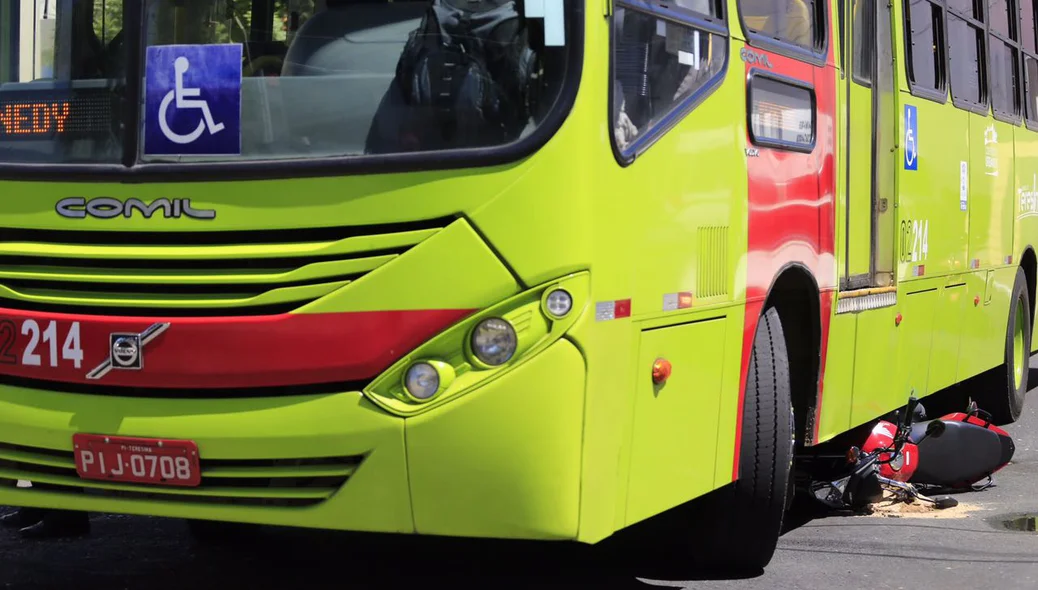 Ônibus colide com moto na Rua 24 de Janeiro
