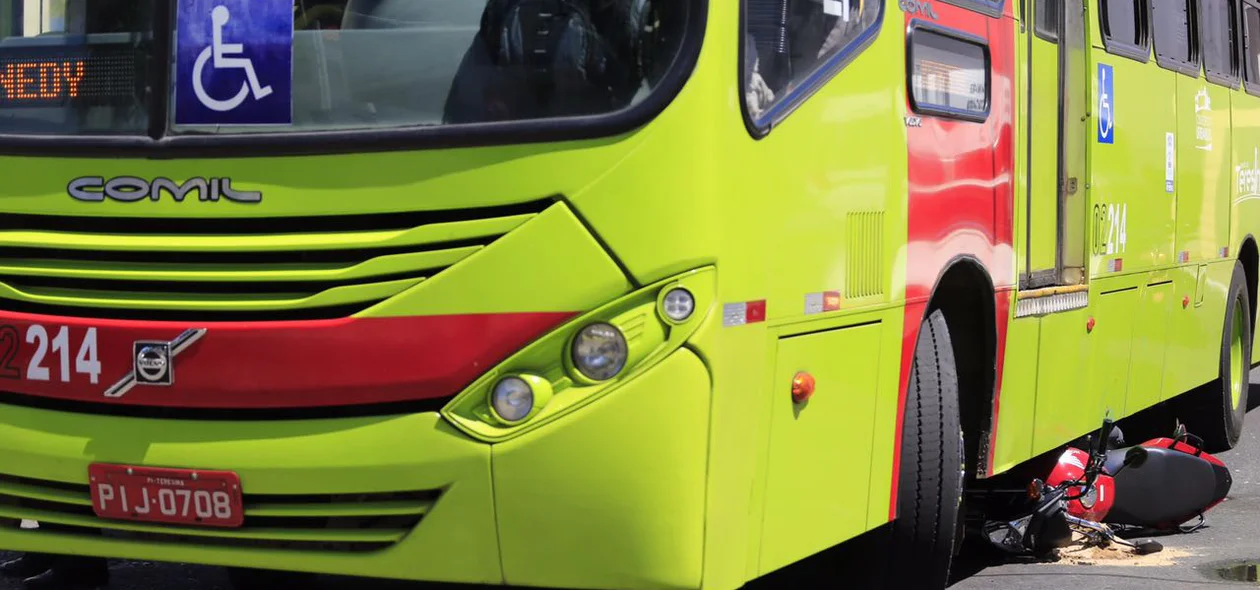 Ônibus colide com moto na Rua 24 de Janeiro