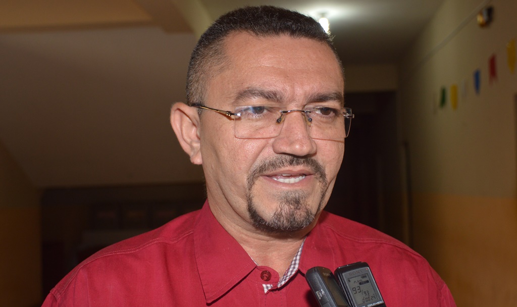 Padre Walmir suspende cobrança de taxa de lixo