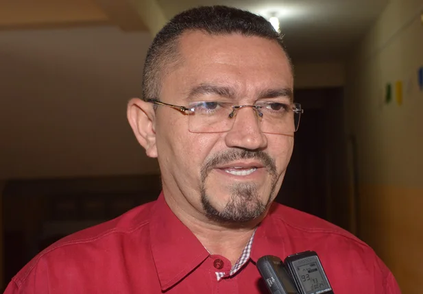 Padre Walmir suspende cobrança de taxa de lixo