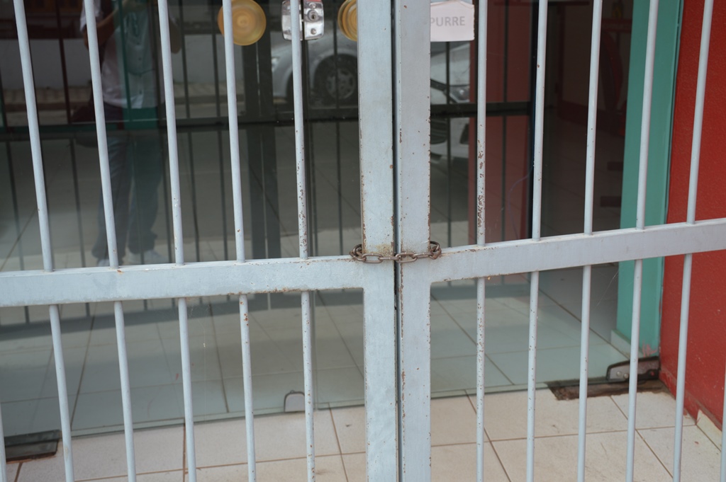 Porta de entrada está fechada com uma corrente