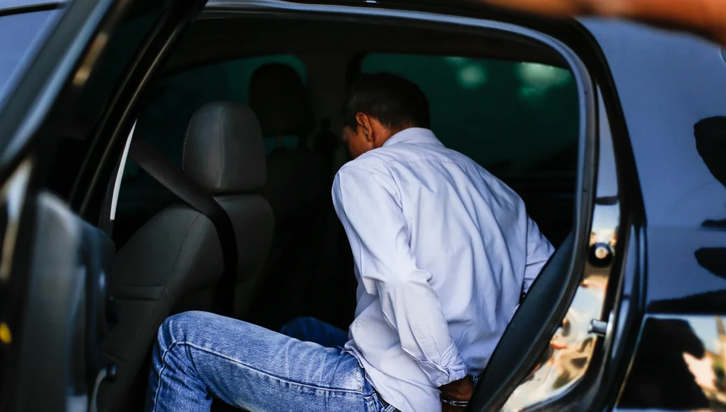 Suspeito foi levado pela polícia