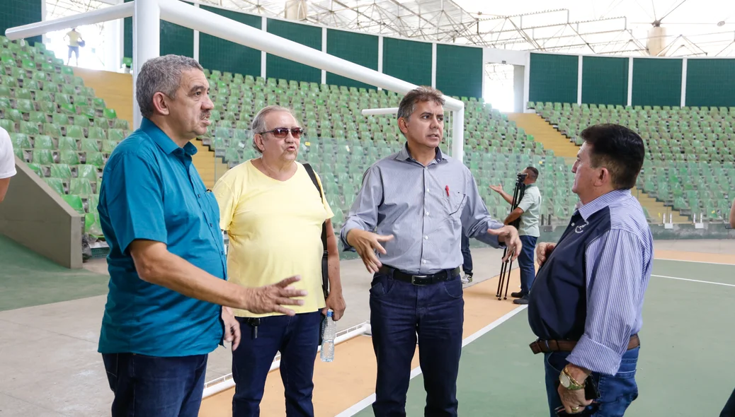 Paulo Martins, conversando com autoridades  