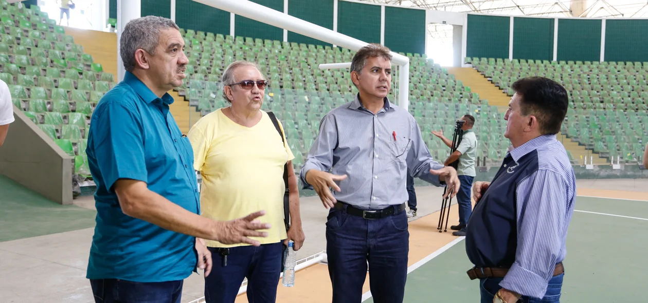 Paulo Martins, conversando com autoridades  